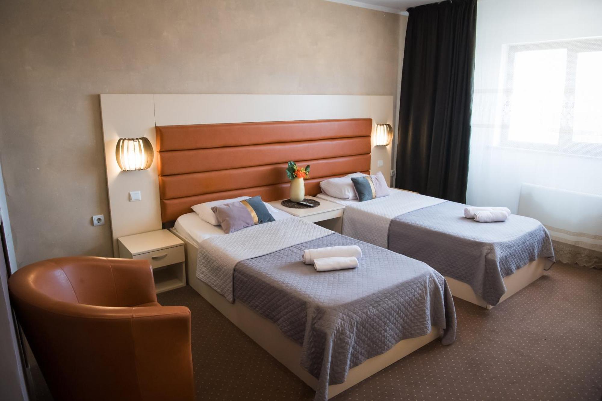 Mbi Travel Inn Κραϊόβα Εξωτερικό φωτογραφία